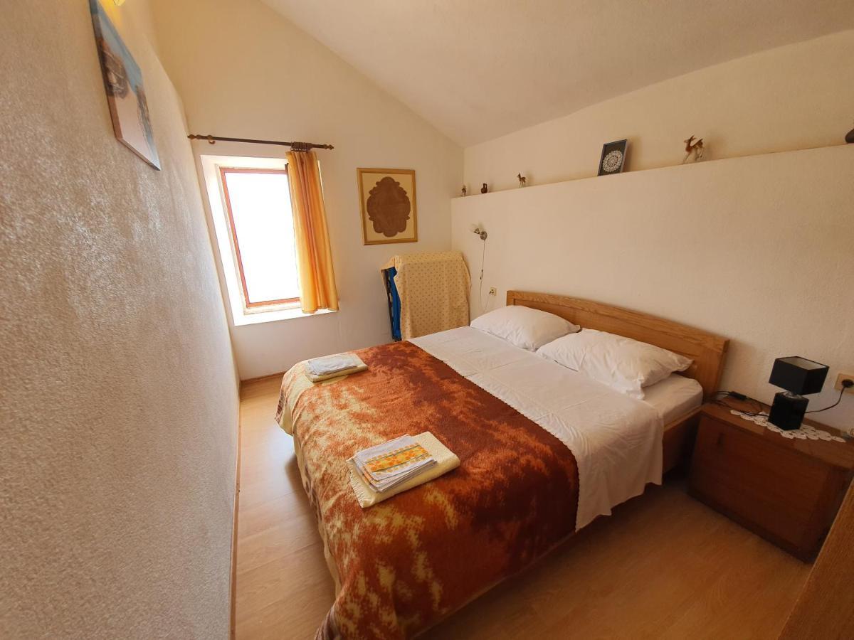 Apartment And Rooms Lucica Komiza Exterior photo