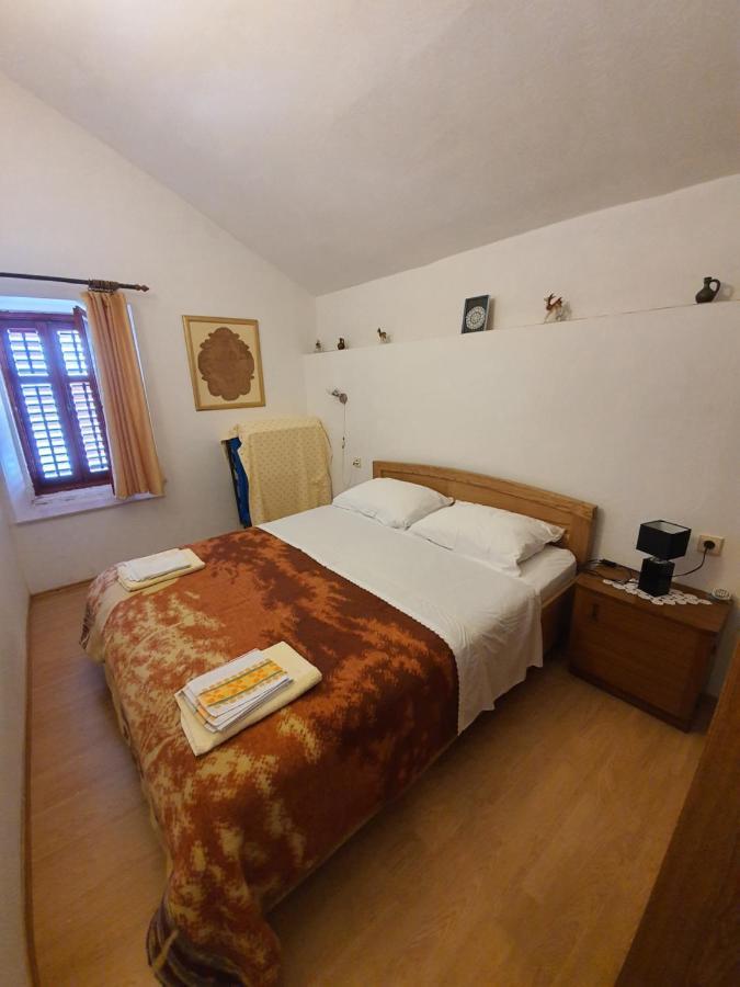 Apartment And Rooms Lucica Komiza Exterior photo