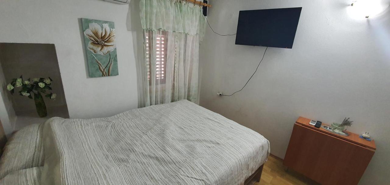 Apartment And Rooms Lucica Komiza Exterior photo