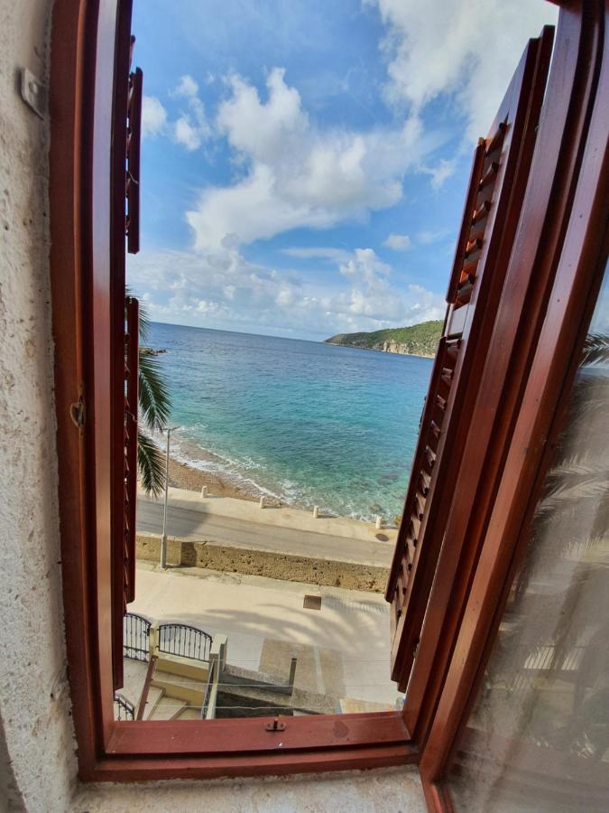 Apartment And Rooms Lucica Komiza Exterior photo