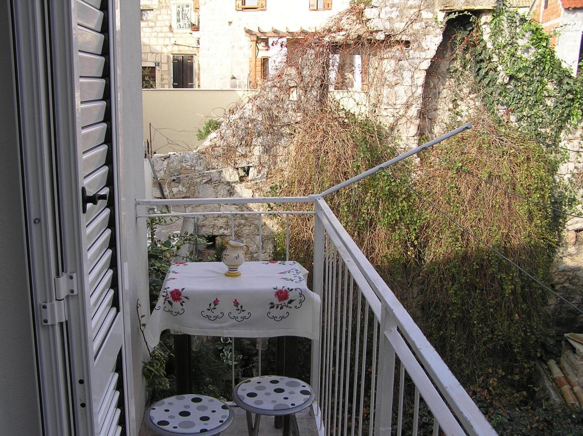 Apartment And Rooms Lucica Komiza Exterior photo