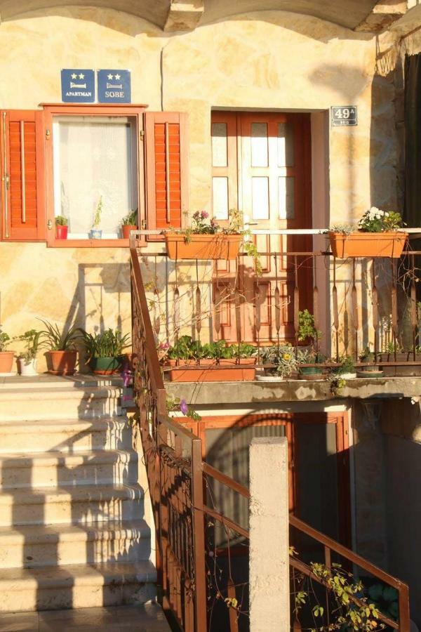 Apartment And Rooms Lucica Komiza Exterior photo